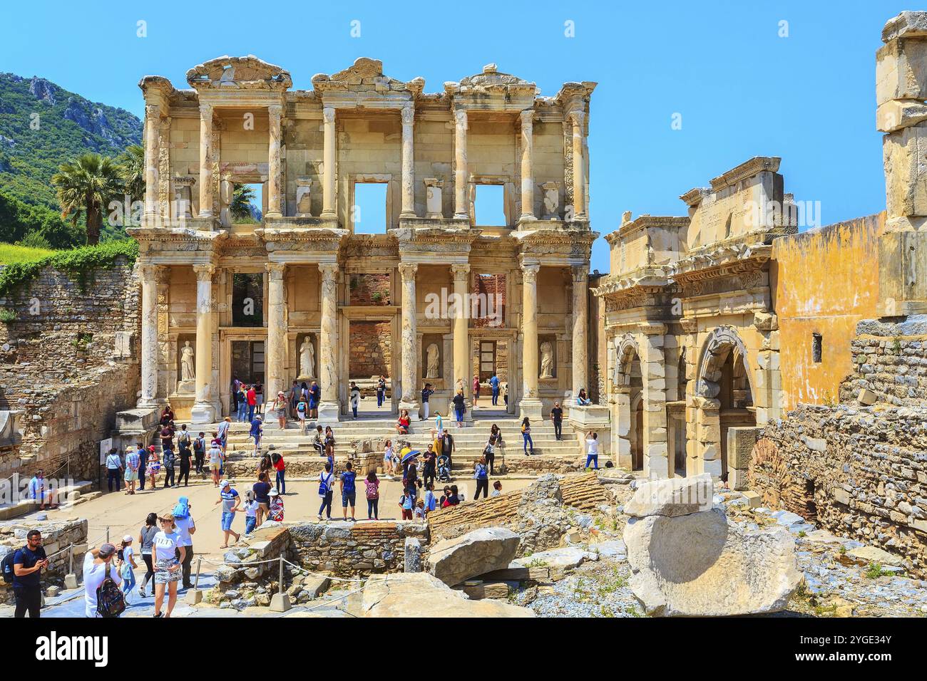 Kusadasi, Turquie, 28 avril 2019 : visiteurs de la bibliothèque Celsus et des ruines anciennes d'Éphèse ou site célèbre d'Efes, Asie Banque D'Images