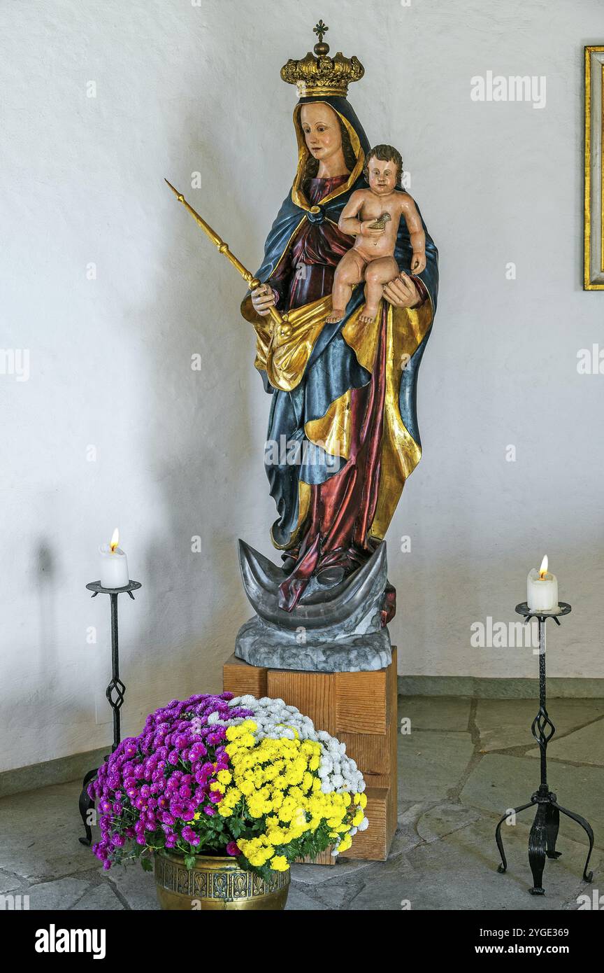 Figure de la Vierge Marie avec bébé Jésus et décoration florale dans la chapelle sur le Schweineberg de 1977, Schweineberg près d'Ofterschwang, Allgaeu, Banque D'Images