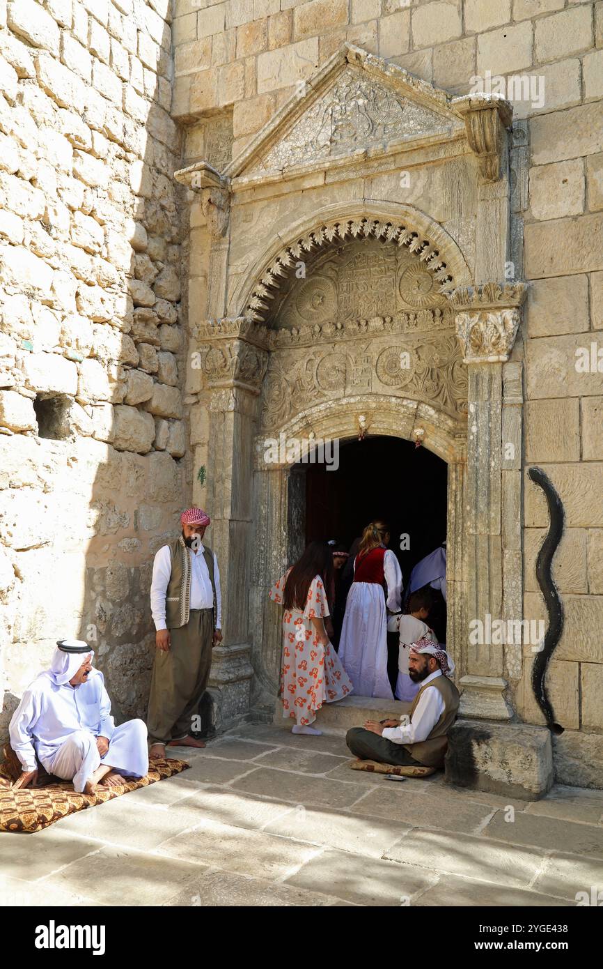 Porte du temple sur le site le plus Saint de Lalish pour le peuple yézidi du nord-ouest de l'Irak Banque D'Images