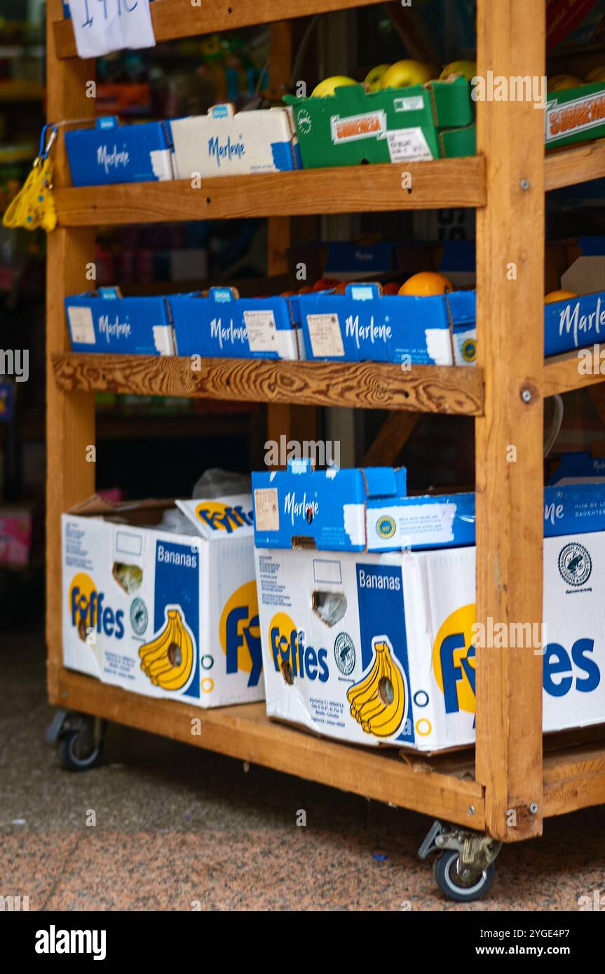 Viladecans. Espagne - 07 novembre 2024 : étagère en bois avec des boîtes de fruits frais Banque D'Images