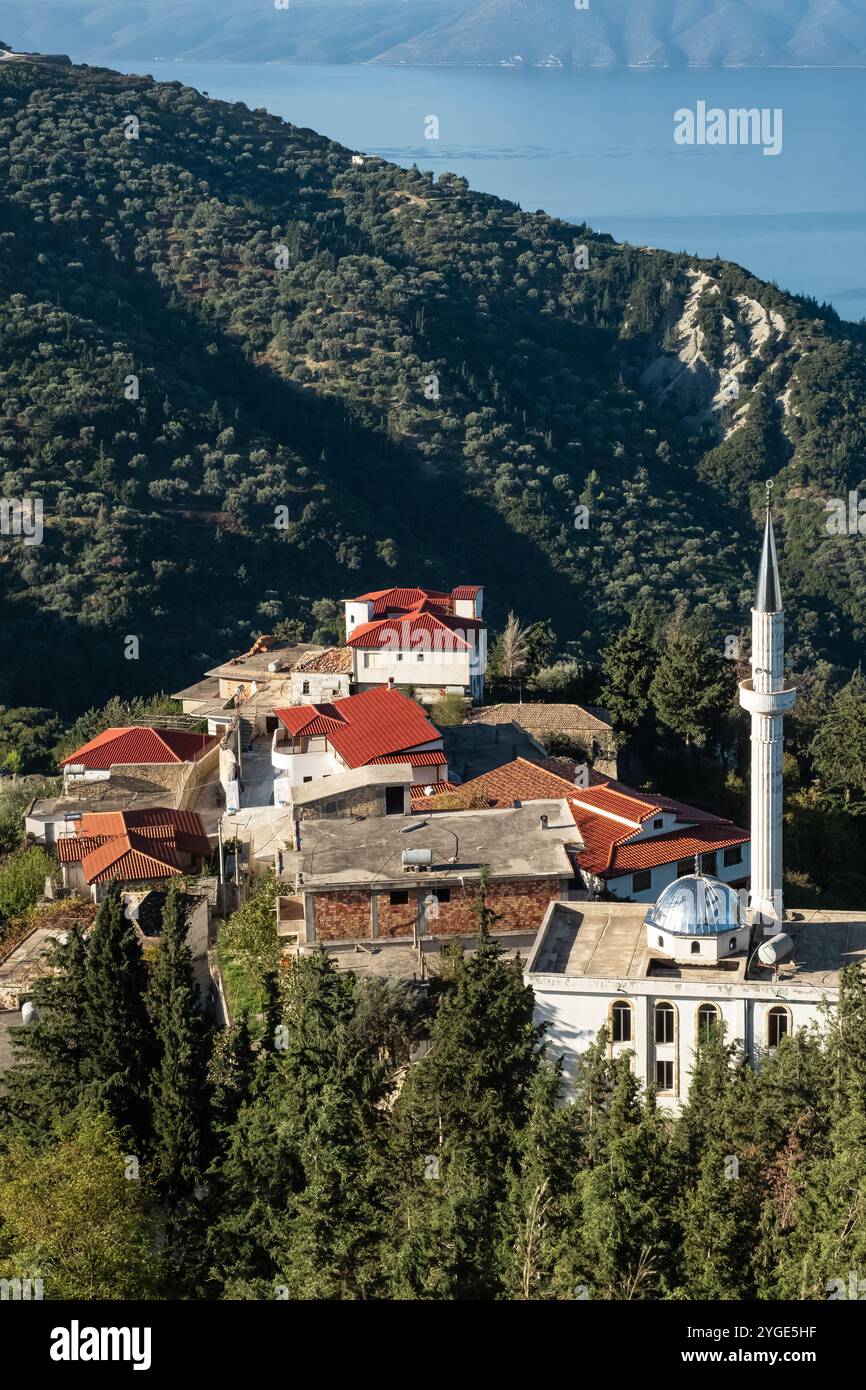 Photo aérienne au-dessus de la ville de Kanina avec la mosquée Xhamia à Vlore sud de l'Albanie. Vue de dessus de la mosquée de Kanine Xhamia Albanie, architecture ottomane. Banque D'Images