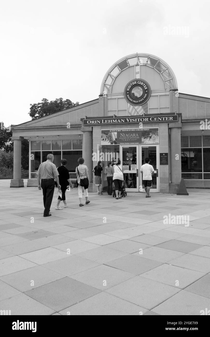 Touristes entrant dans le centre d'accueil Orin Lehman au Niagara Falls State Park, New York, États-Unis. Banque D'Images