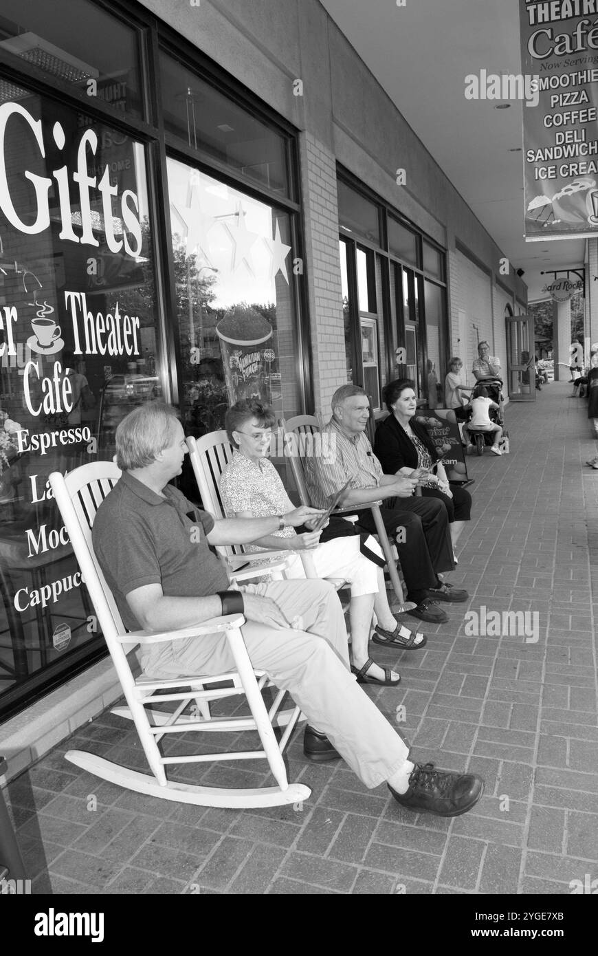 Touristes seniors caucasiens se relaxant dans des chaises à bascule et prenant une pause lors de la visite de Niagara Falls, New York. Banque D'Images