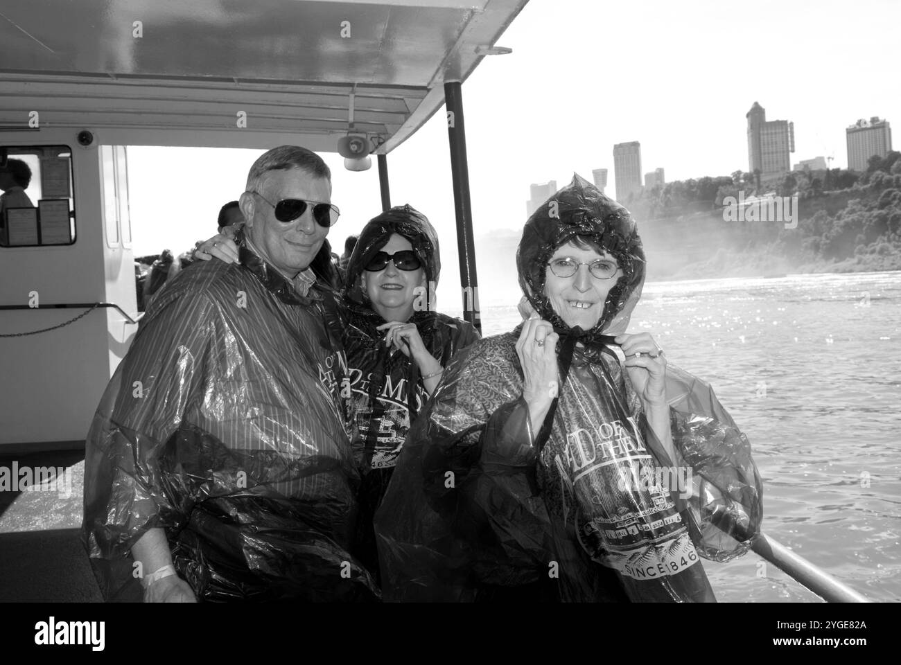 Amis seniors caucasiens portant des imperméables bleus profitant de la promenade en bateau sur Maid of the Mist au Niagara Falls State Park, New York, États-Unis. Banque D'Images