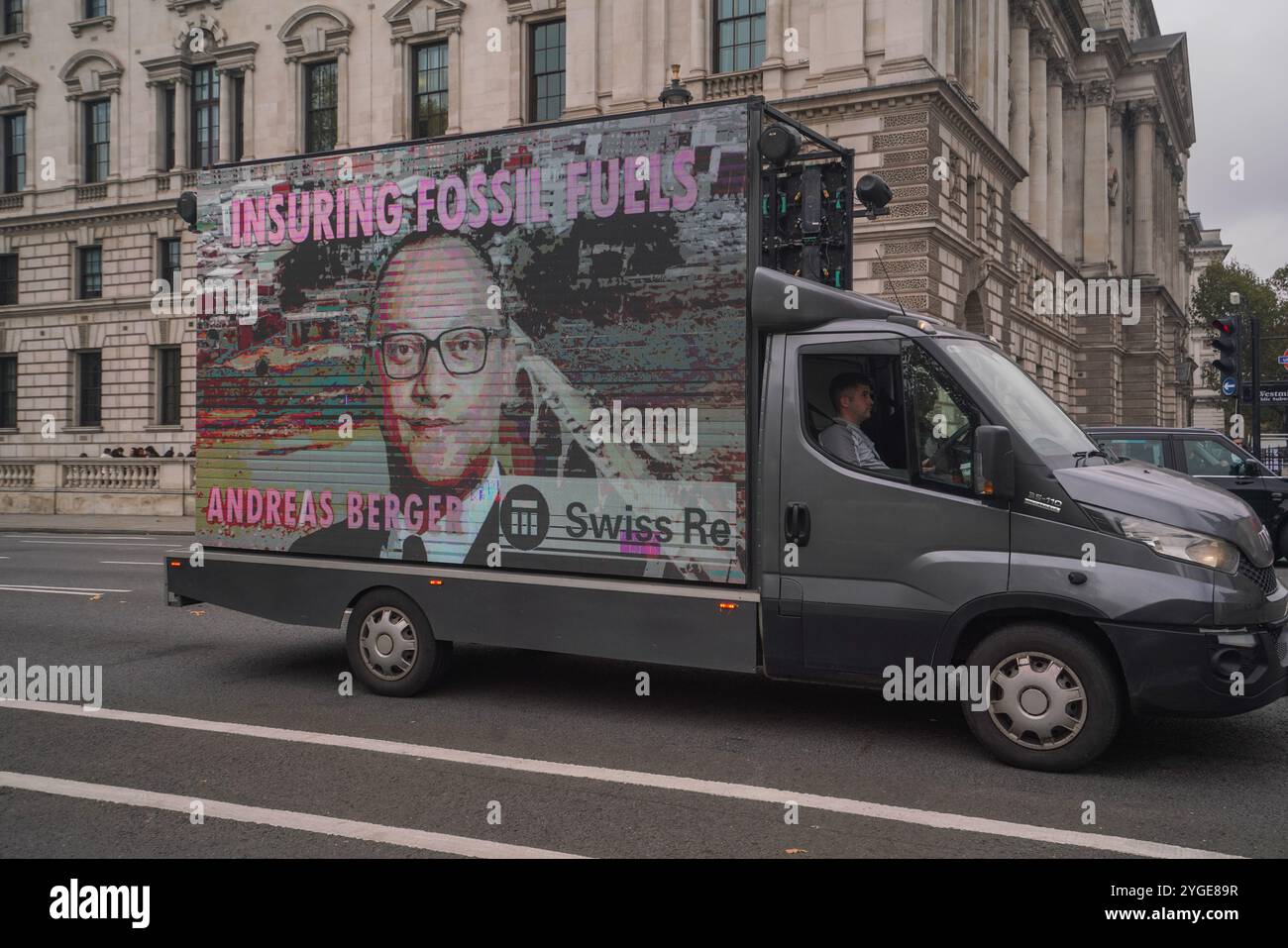 Londres, Royaume-Uni. 7 novembre 2024 un ad van à Westminster montre une image d'Andreas Berger, PDG de Swiss Re by extinction Rebellion contre les entreprises agissant comme des criminels climatiques pour cesser d'assurer et d'investir dans le crédit des combustibles fossiles. Amer Ghazzal/Alamy Live News Banque D'Images