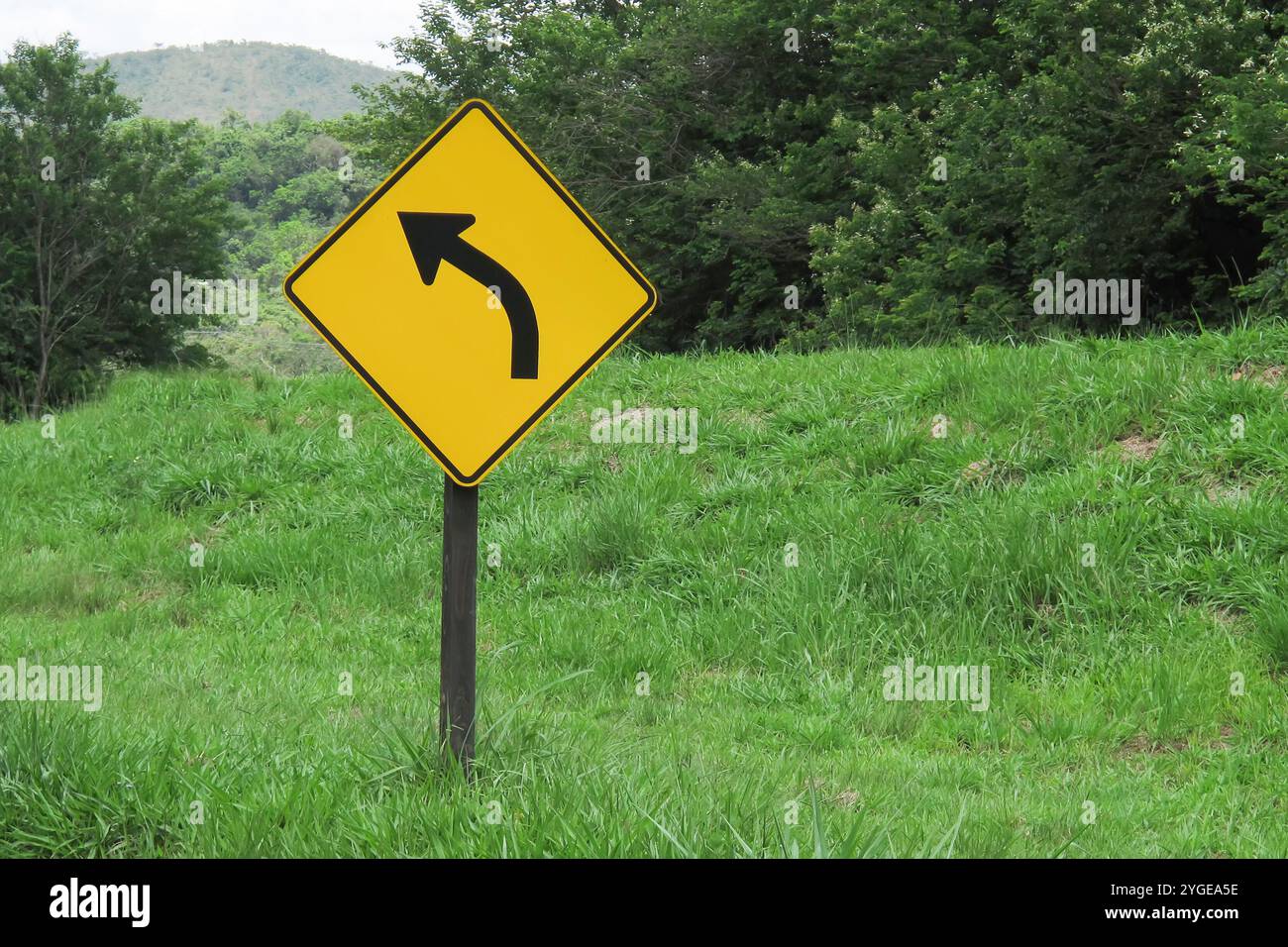 panneau de symbole de virage à gauche - panneau jaune signe de courbe pointue sur l'autoroute Banque D'Images