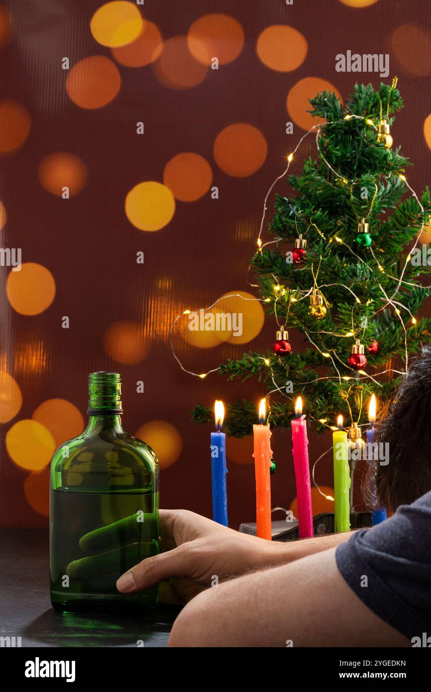 Consommation excessive d'alcool lors des fêtes de Noël - homme souffrant de dépendance à l'alcool. Banque D'Images