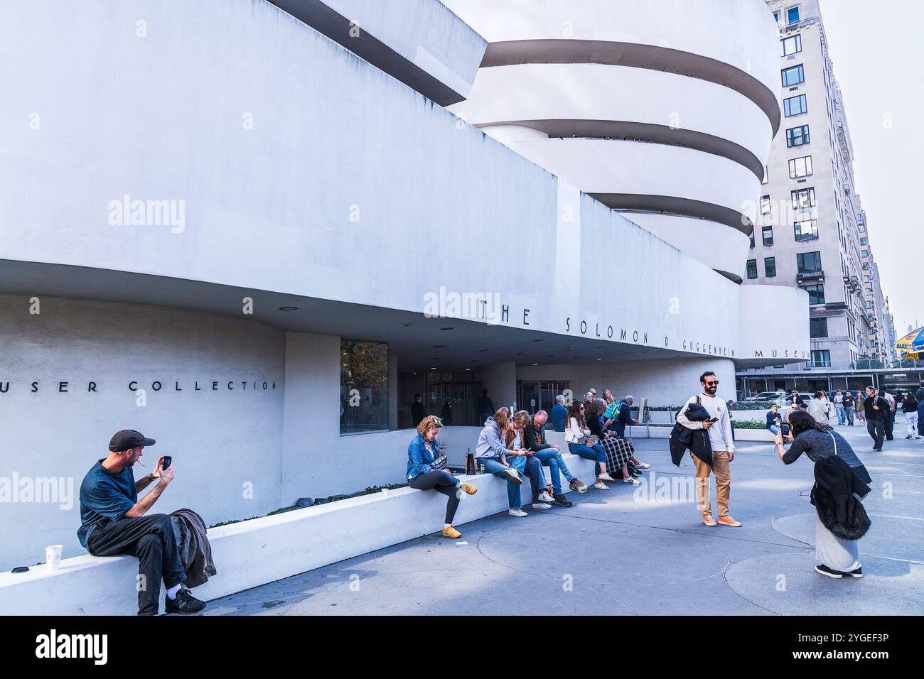 New York, New York, États-Unis – 30 octobre 2024 : les touristes sont assis devant le musée Solomon R. Guggenheim à New York, New York, États-Unis. Banque D'Images