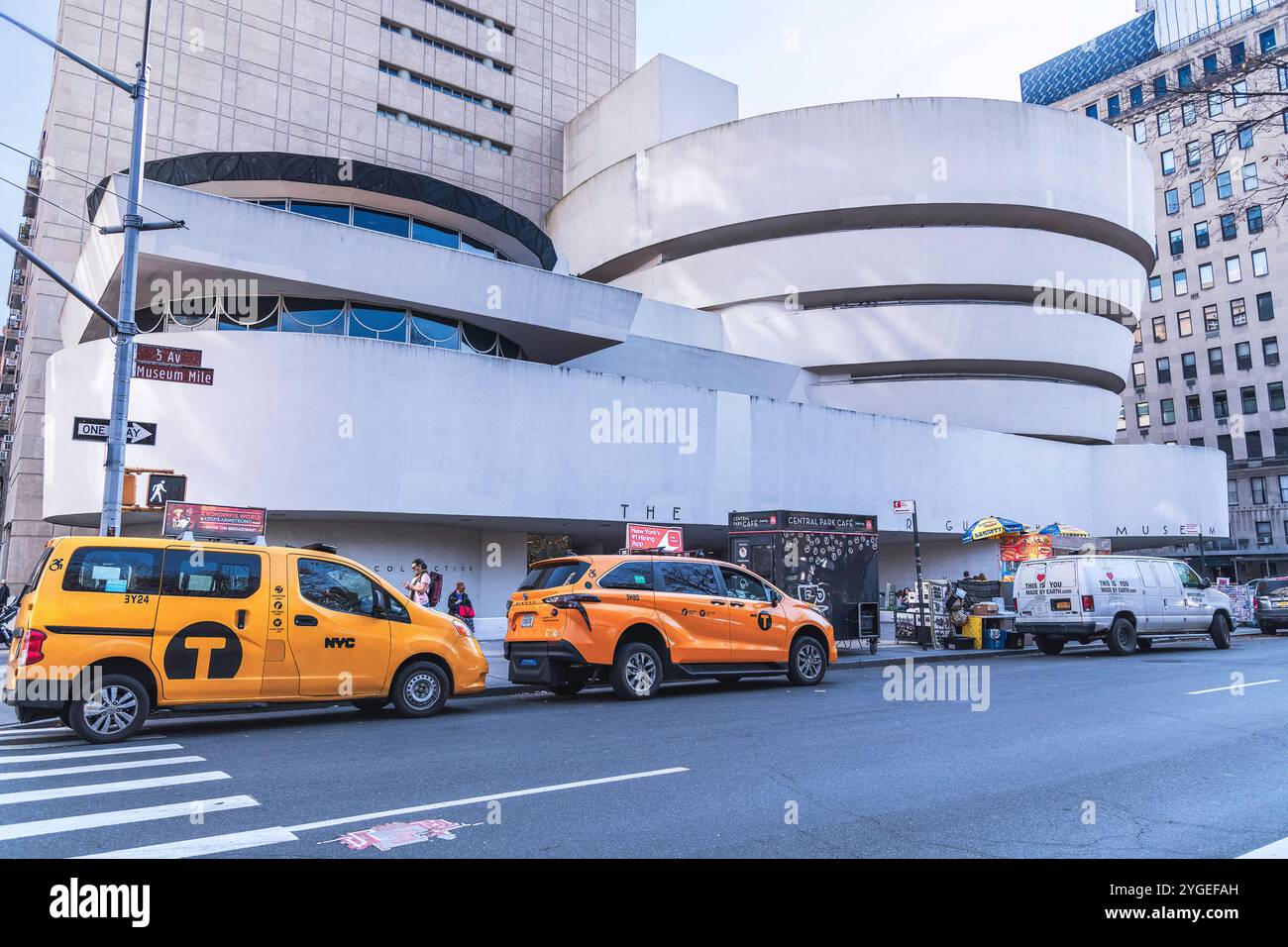 New York, New York, États-Unis – 30 octobre 2024 : extérieur du musée Solomon R. Guggenheim sur la Cinquième Avenue de Manhattan à New York, New York, États-Unis. Banque D'Images