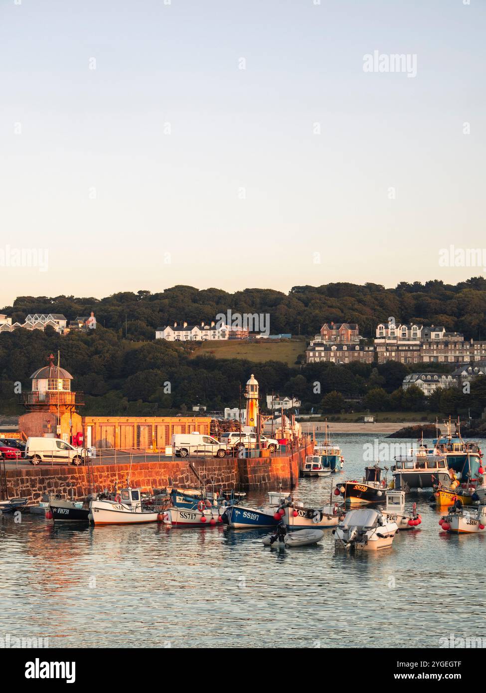 Bateaux de pêche et phares, port de St Ives au crépuscule, St Ives, Cornouailles, Angleterre, Royaume-Uni, GB. Banque D'Images
