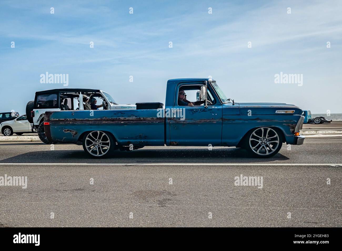 Gulfport, MS - 04 octobre 2023 : vue latérale grand angle d'une camionnette Ford F100 Custom 1970 lors d'un salon automobile local. Banque D'Images