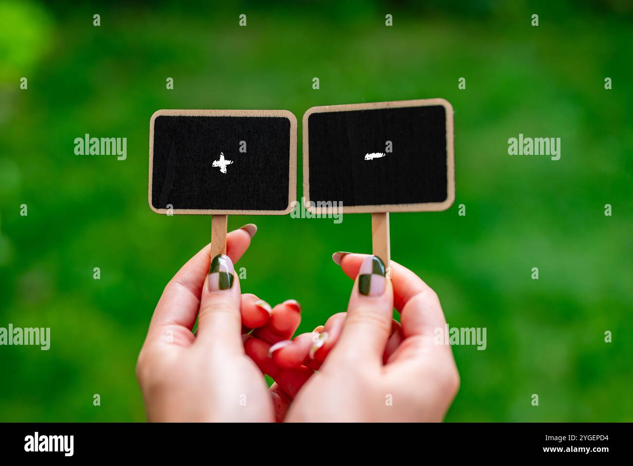 étiquettes de tableau noir ou de tableau noir avec texte de motivation « plus moins » écrit à la craie - photo de concept Banque D'Images