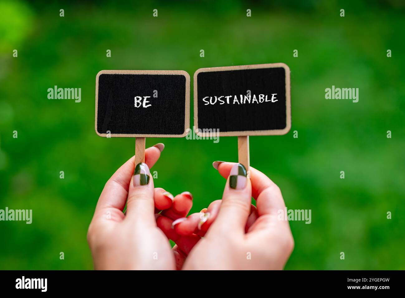 étiquettes au tableau noir ou au tableau noir avec texte de motivation « be sustainable » écrit à la craie – photo conceptuelle Banque D'Images