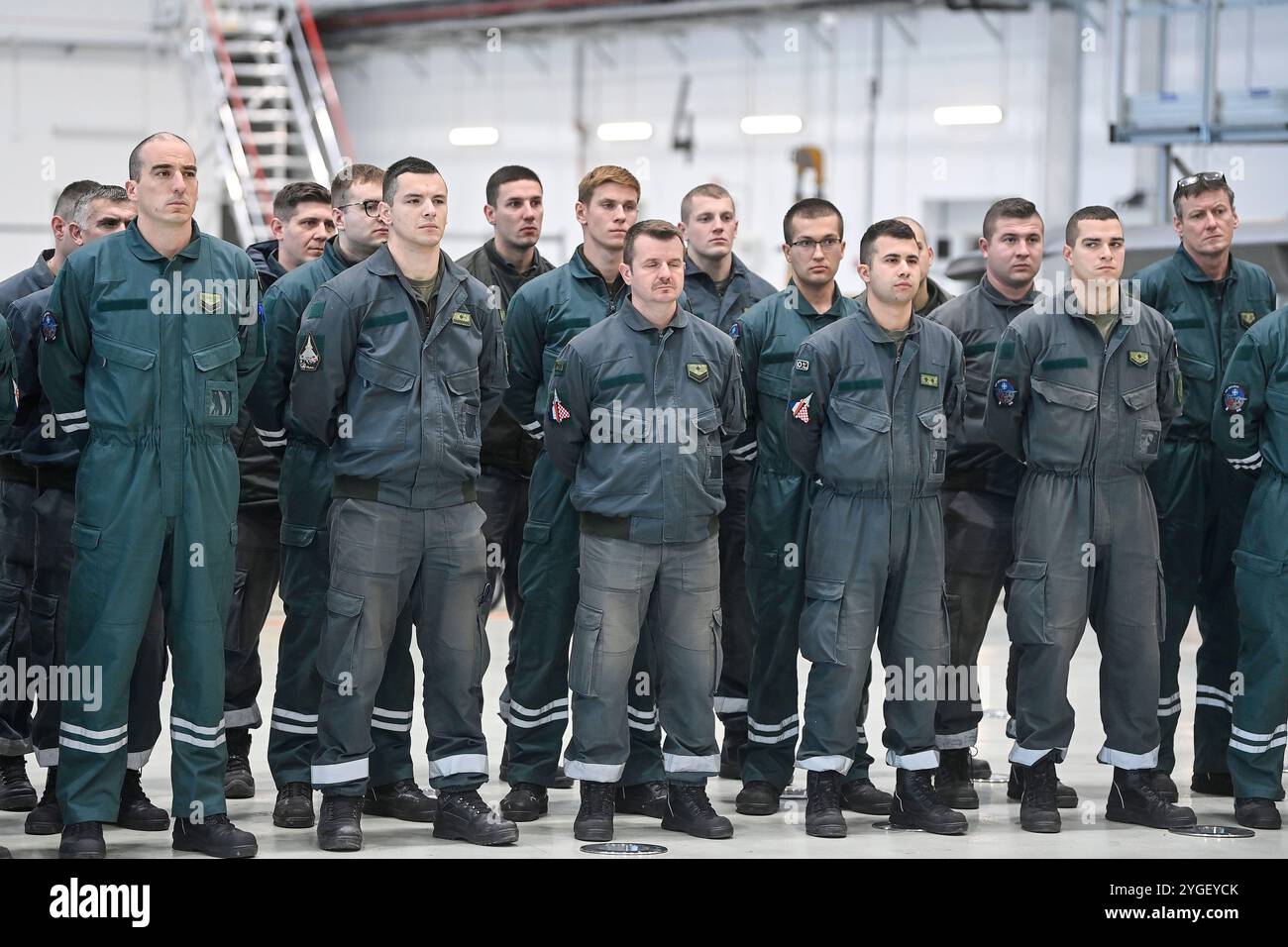 Zagreb, Croatie. 07 novembre 2024. Des membres de l’armée de l’air croate et française sont vus à côté de l’avion de chasse Dassault Rafale devant l’exercice d’emploi au combat agile en Croatie et en France à la caserne du Colonel Marko Živković à Velika Gorica, en Croatie, le 7 novembre 2024. Photo : Igor Soban/PIXSELL crédit : Pixsell/Alamy Live News Banque D'Images