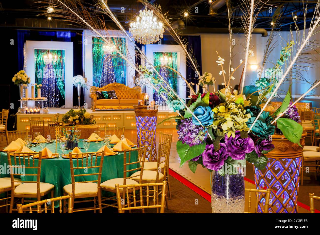 Configuration de table florale élégante pour mariage indien avec des décorations traditionnelles de fleurs Banque D'Images Configuration de table florale élégante pour mariage indien avec des décorations traditionnelles de fleurs Banque D'Images