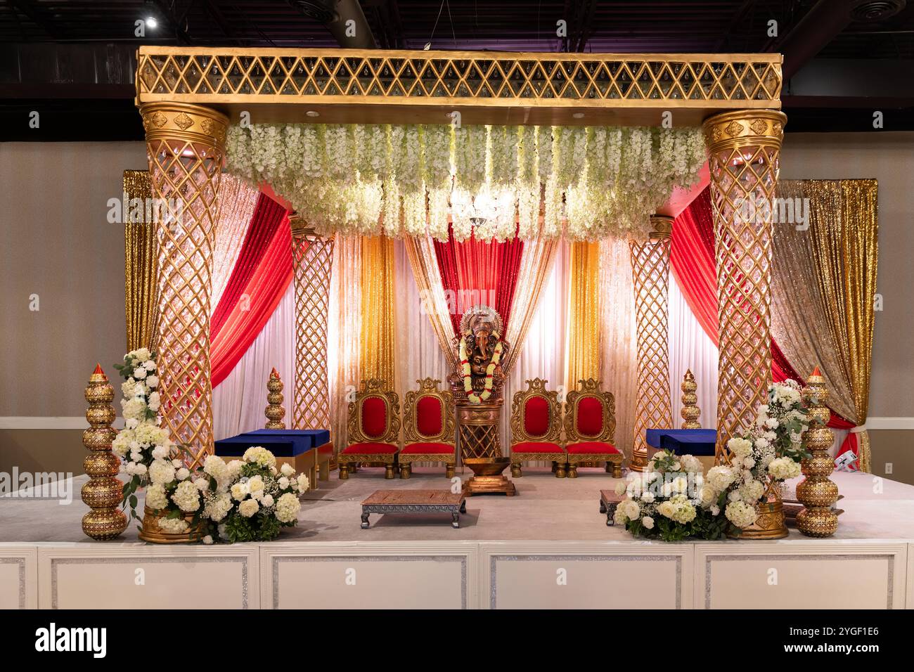 Auvent Mandap traditionnel de mariage indien avec décorations florales - Configuration vibrante de cérémonie de mariage hindoue Banque D'Images