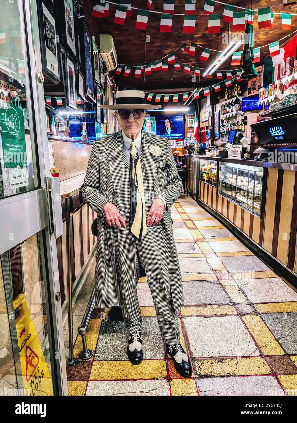 George Skeggs alias Soho George au Bar Italia dans son costume dapper. Banque D'Images