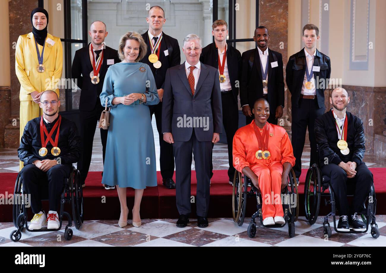 Les médaillés olympiques et paralympiques belges posent avec un couple royal belge avec dos gauche-droit, taekwondoka belge Sarah Chaari, l'athlète belge Tim Celen, le belge Ewoud Vromant, le belge Laurens Devos, l'athlète belge Bashir Abdi, le cycliste belge Fabio Van den Bossche et devant, gauche-droit, le belge Maxime Carabin, la reine Mathilde, le roi Philippe - Filip de Belgique, Lea Bayekula et le belge Maxime Hordies une réunion royale, jeudi 07 novembre 2024. Cela inclut les athlètes qui ont participé aux Jeux olympiques et paralympiques, ainsi que les médaillés d'un championnat européen ou mondial dans un Olym Banque D'Images