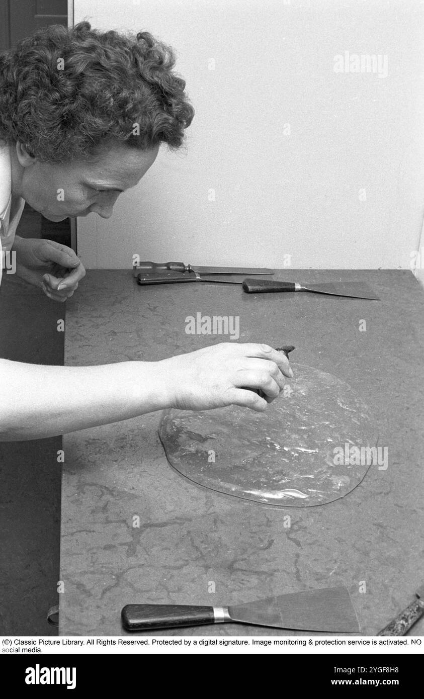 Polkagris (pluriel : polkagrisar) est un bonbon suédois inventé en 1859 par Amalia Eriksson dans la ville de Gränna, en Suède. Il reste un bonbon bien connu bien que vieux-mode en Suède, souvent vendu dans les foires, les marchés de Noël, etc. Il est encore étroitement associé à Gränna. Le bâton de bonbon traditionnel polkagris est blanc et rouge, et est aromatisé à la menthe poivrée. Le nom « polkagris » signifie littéralement « cochon à polka ». Le bonbon est fait de pâte à sucre qui est bouillie, pétrie sur une table de cuisson en marbre, tirée et tordue à la main à la bonne taille. Margita Mathias est vue faire des polkagri Banque D'Images