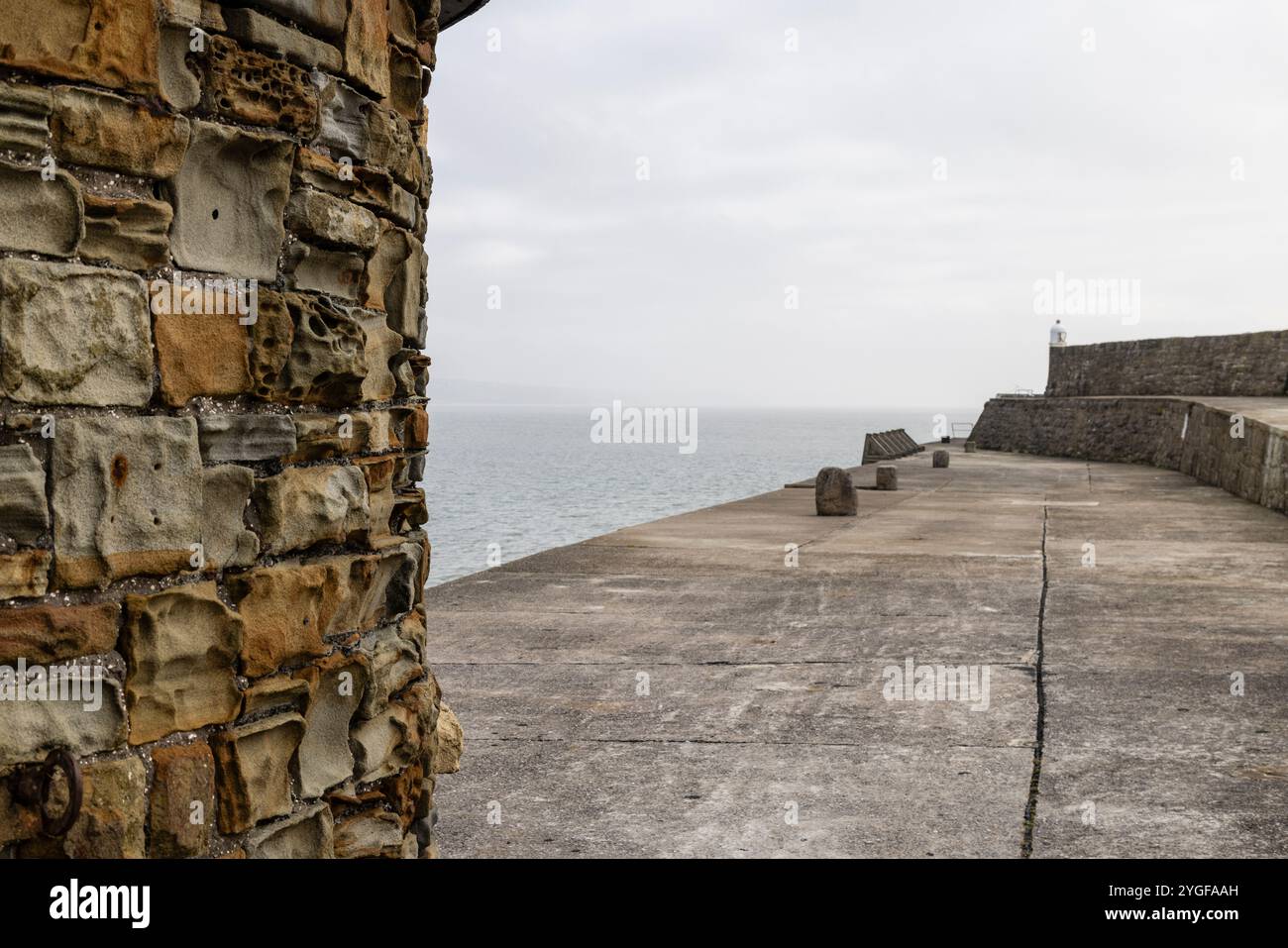 Pierres altérées et la jetée, Porthcawl, Galles du Sud, Royaume-Uni Banque D'Images