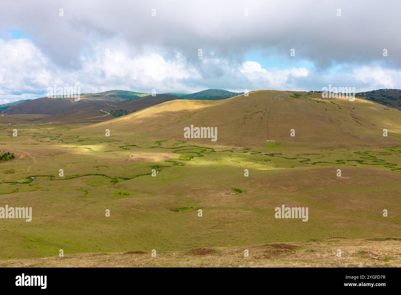 Paysage d'une montagne avec des collines et des méandres et ciel nuageux. Persembe Yaylasi ou plateau de Persembe dans la province d'Ordu en Turquie. Banque D'Images