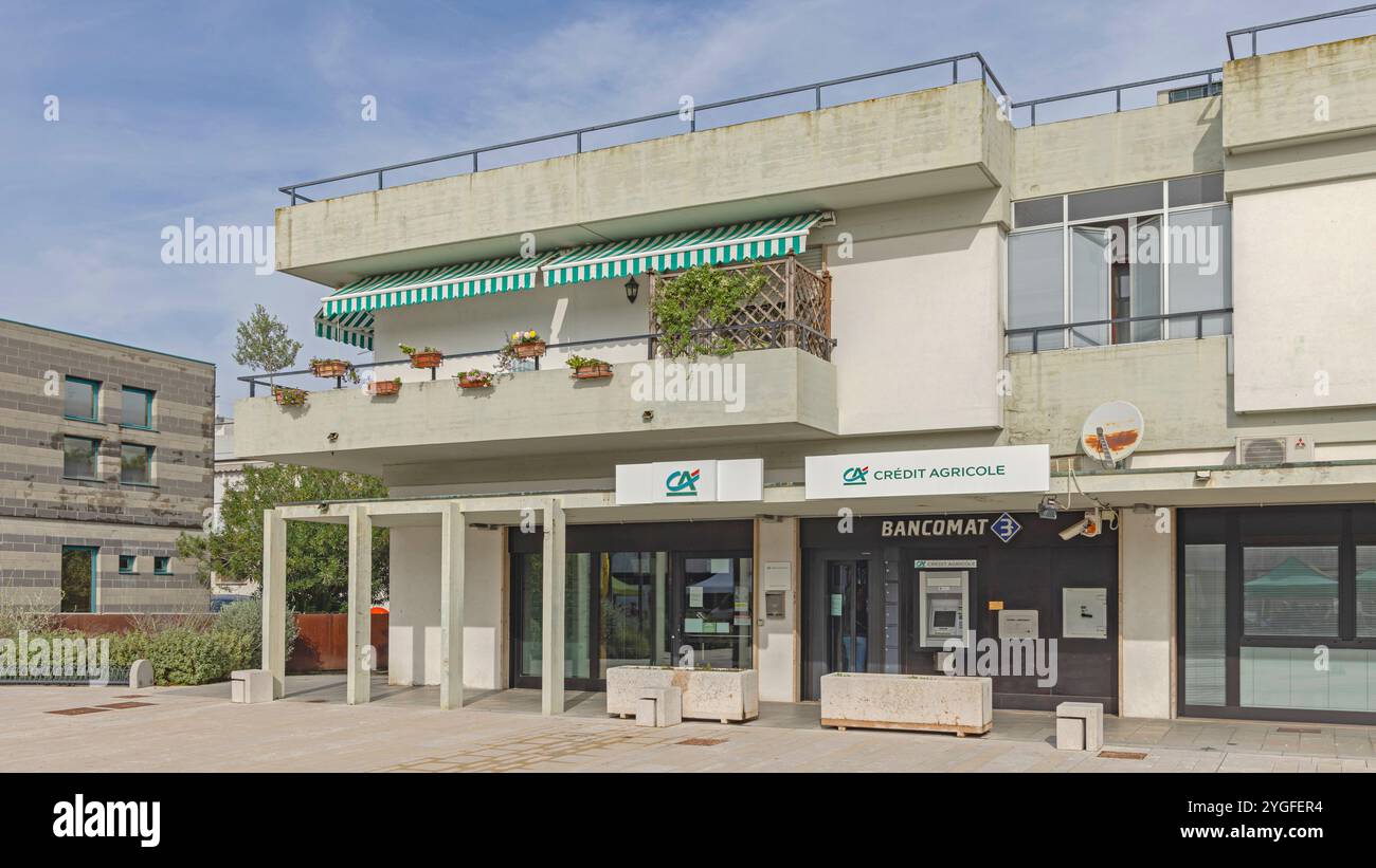 Treporti, Italie - 09 octobre 2024 : bâtiment du crédit agricole de la Banque française au Square Giovanni Paolo II jour ensoleillé d'automne. Banque D'Images