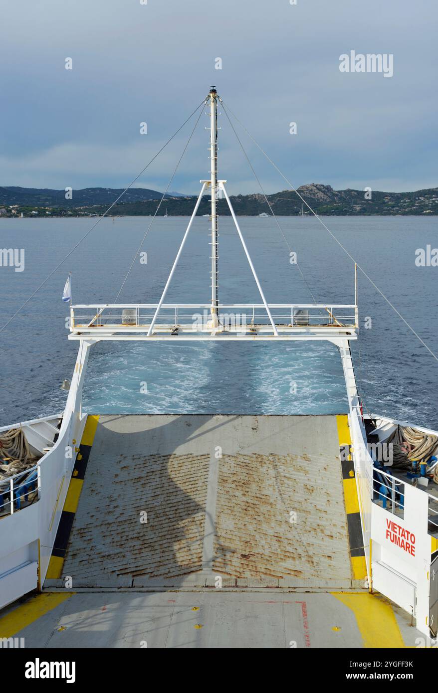 Pont de voiture d'un ferry (de Palau à l'île de Maddalena), Sardaigne, Italie Banque D'Images