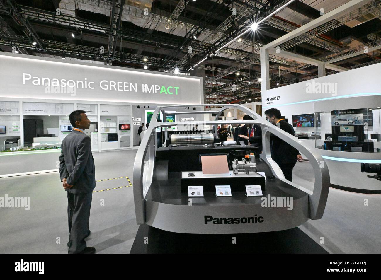 Shanghai. 5 novembre 2024. Les gens visitent la zone d'exposition de Panasonic lors de la septième exposition internationale d'importation de Chine (CIIE) à Shanghai, dans l'est de la Chine, le 5 novembre 2024. Crédit : Xin Yuewei/Xinhua/Alamy Live News Banque D'Images