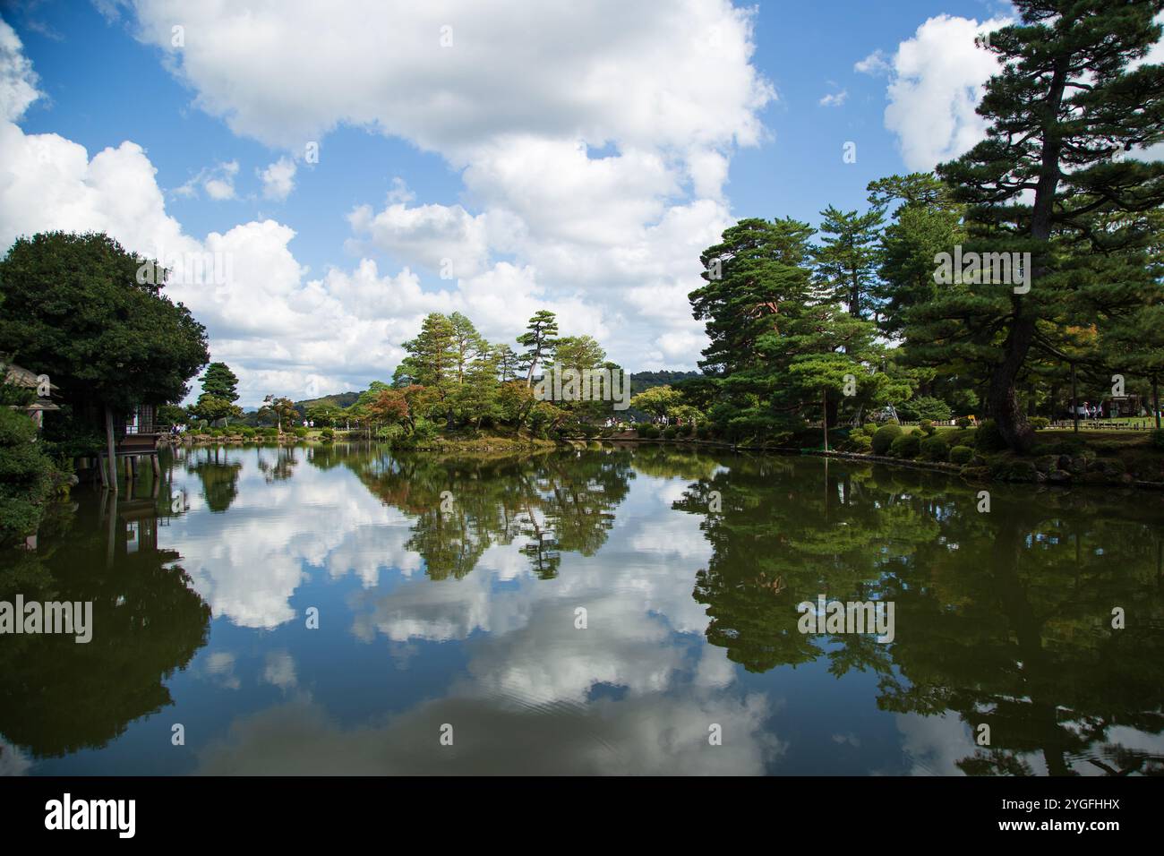 Le jardin Kenrokuen est l’un des 3 plus beaux jardins du Japon. Autrefois jardin privé appartenant à la famille Maeda et faisant partie du parc du château de Kanazawa Banque D'Images