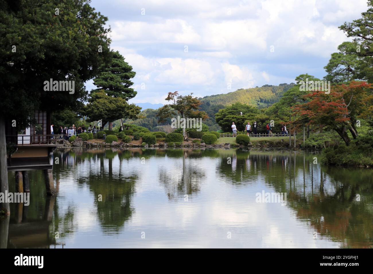 Le jardin Kenrokuen est l’un des 3 plus beaux jardins du Japon. Autrefois jardin privé appartenant à la famille Maeda et faisant partie du parc du château de Kanazawa Banque D'Images