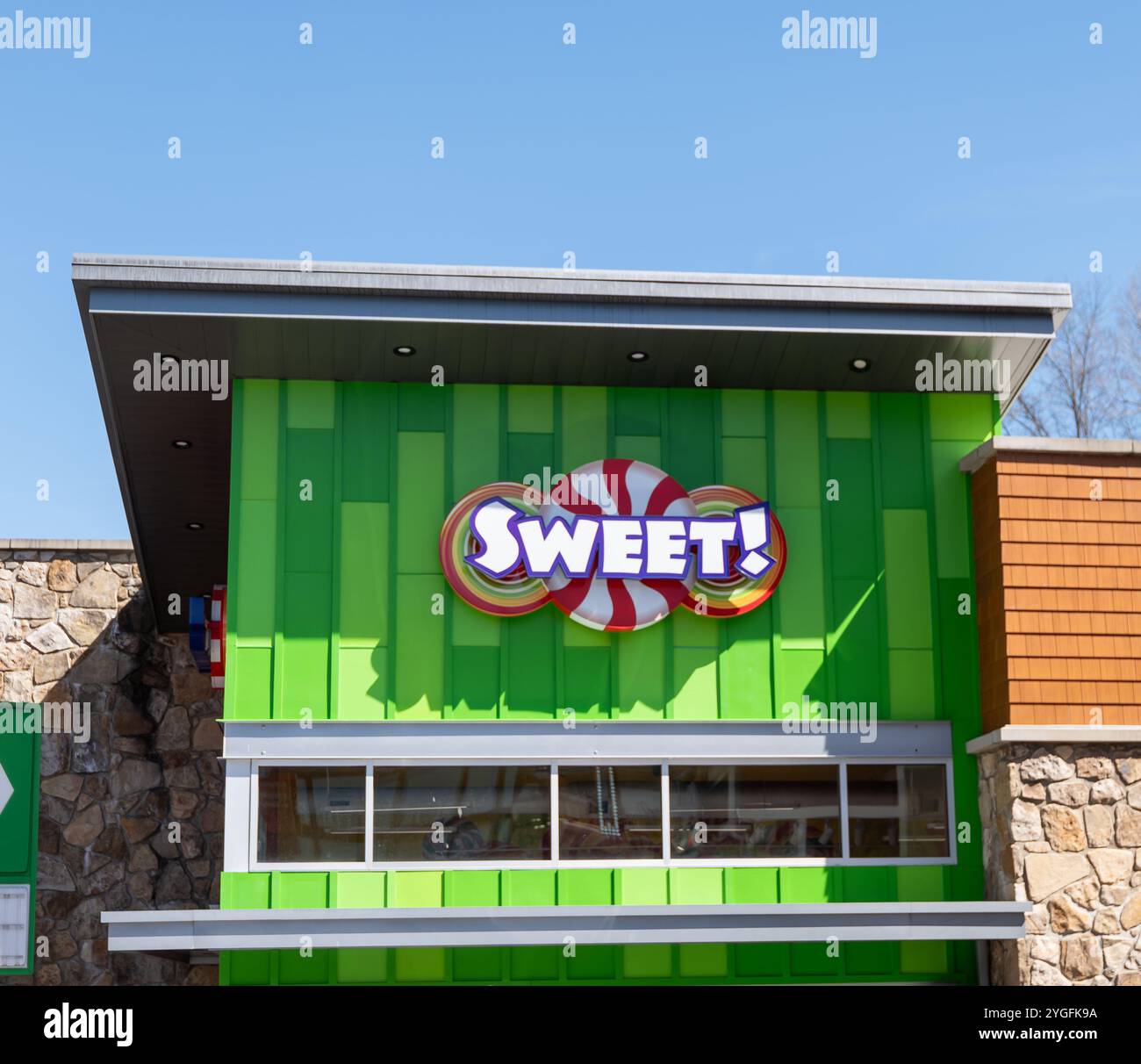 GATLINBURG, TN - 12 mars 2024 : The Sweet! Enseigne de magasin de bonbons et bâtiment vert vif sur la Parkway à Gatlinburg, Tennessee. Banque D'Images