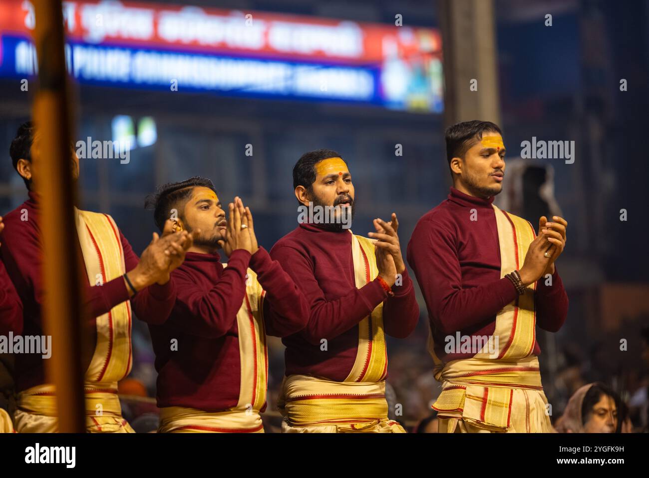 Ganga aarti, Portrait d'un jeune prêtre masculin exécutant la rivière sainte ganga soirée aarti au dashwamedh ghat en robe traditionnelle avec des rituels hindous. Banque D'Images