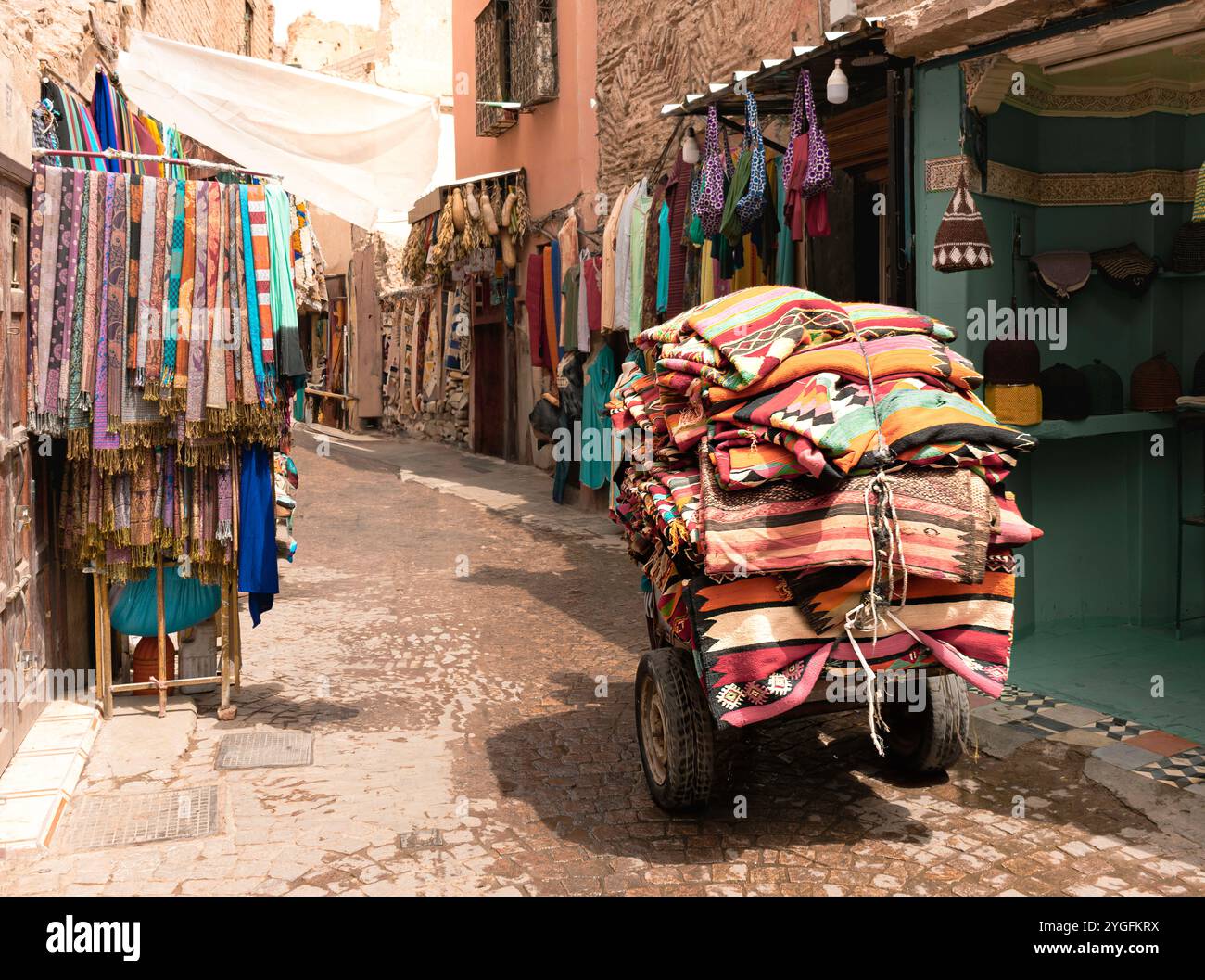 Une rue étroite dans les souks de l'ancienne médina avec des tapis marocains et des tapis colorés à motifs traditionnels à Marrakech, Maroc, Afrique Banque D'Images Une rue étroite dans les souks de l'ancienne médina avec des tapis marocains et des tapis colorés à motifs traditionnels à Marrakech, Maroc, Afrique Banque D'Images
