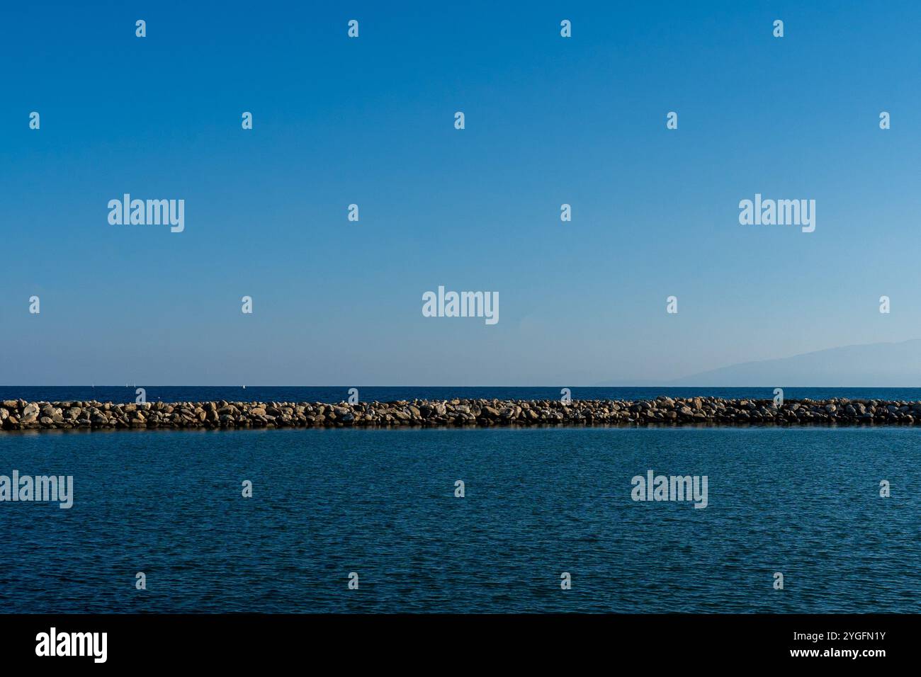 Aegean Serenity : Stone Pier rencontre Endless Horizon Banque D'Images