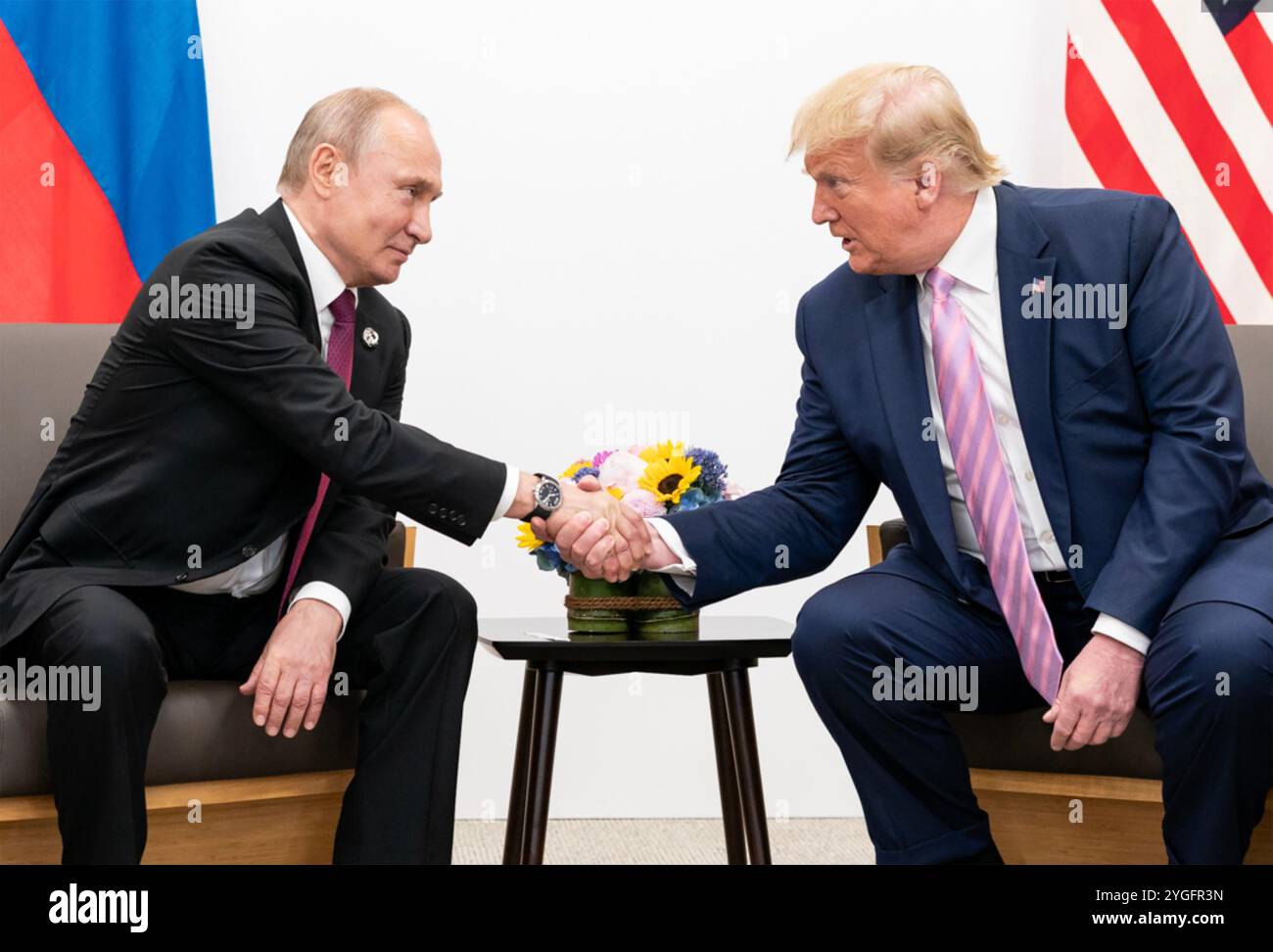 VLADIMIR POUTINE , président russe à gauche avec le président américain Donald Trump lors de la réunion du G20 au Japon, 28 juin 2019. Photo : Maison Blanche Banque D'Images