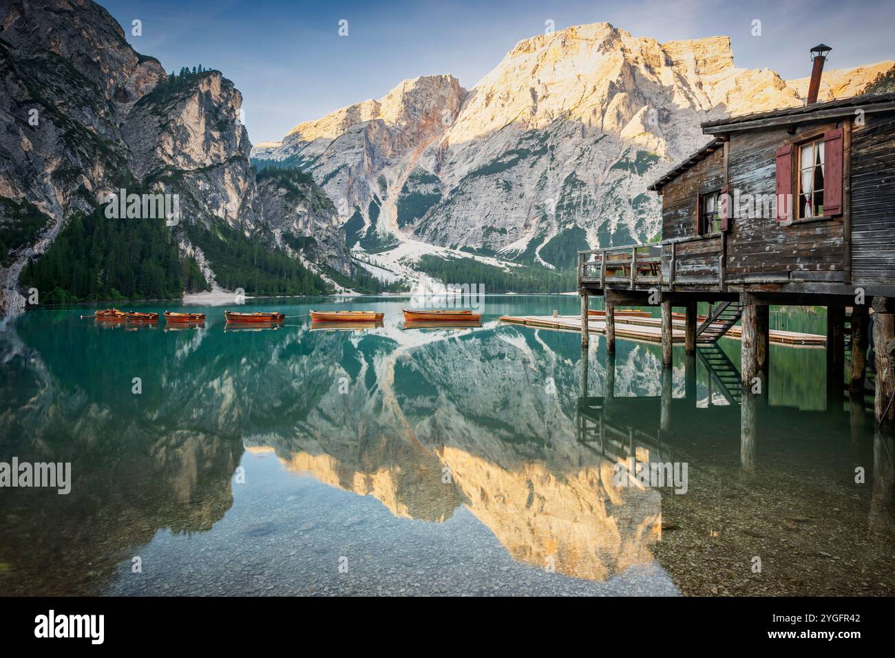 Magnifique lac alpin Lago di Braies, entouré de hautes montagnes Dolomites avec réflexion dans l'eau sur un matin tranquille en Italie. Banque D'Images