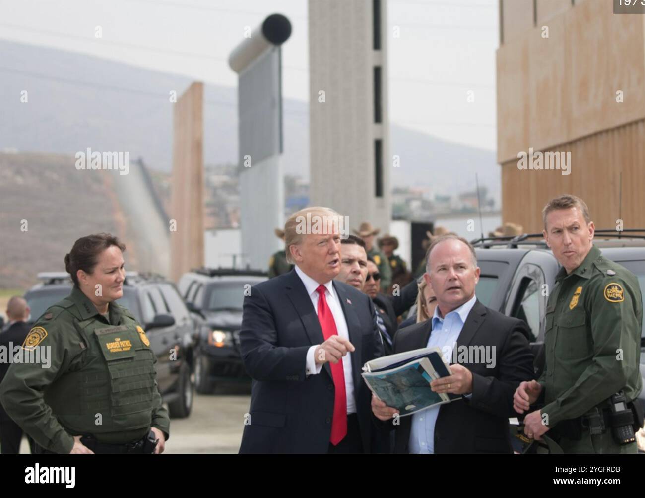 DONALD TRUMP en tant que président américain avec des prototypes du mur frontalier du Mexique à Otay Mesa, en Californie, le 13 mars 2018. Banque D'Images