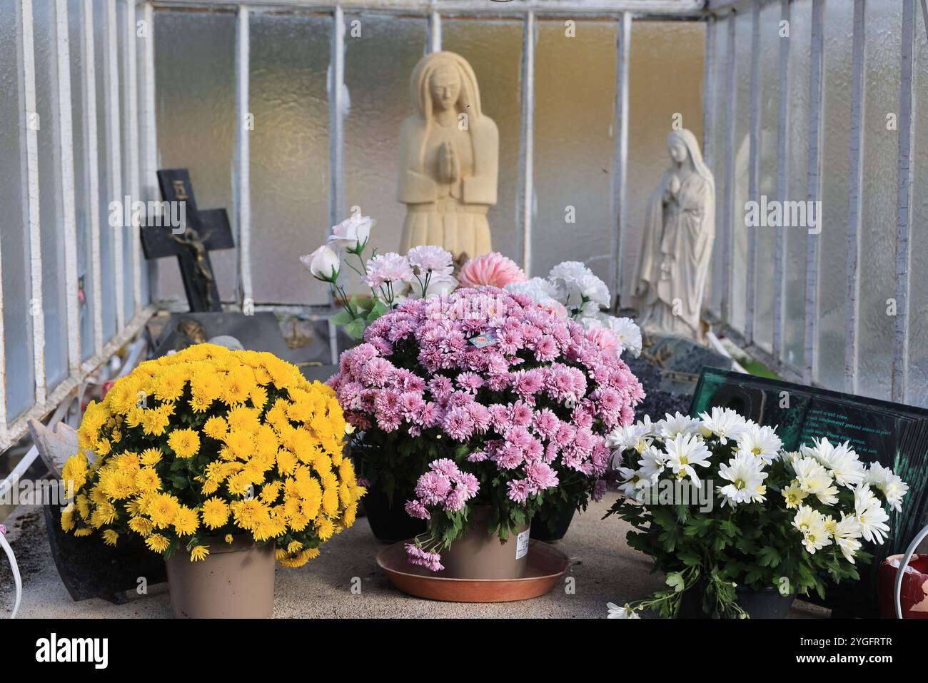 Jour et fête des morts dans un cimetière de campagne. Cimetière, tombeau, voûte, mémoire du défunt, religion catholique, chrysanthèmes. Coffre-fort familial. Nouveau A Banque D'Images