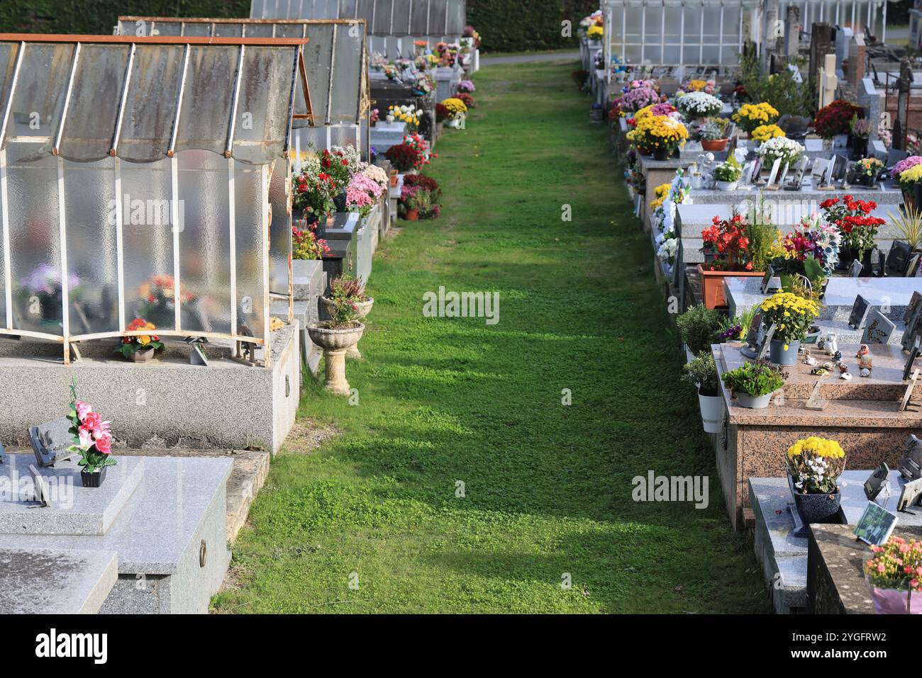 Jour et fête des morts dans un cimetière de campagne. Cimetière, tombeau, voûte, mémoire du défunt, religion catholique, chrysanthèmes. Coffre-fort familial. Nouveau A Banque D'Images