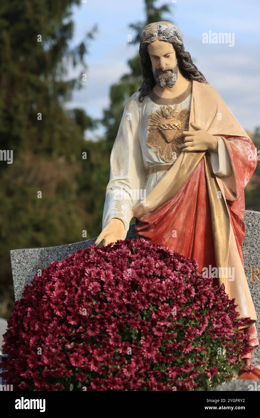 Jour et fête des morts dans un cimetière de campagne. Cimetière, tombeau, voûte, mémoire du défunt, religion catholique, chrysanthèmes. Coffre-fort familial. Nouveau A Banque D'Images