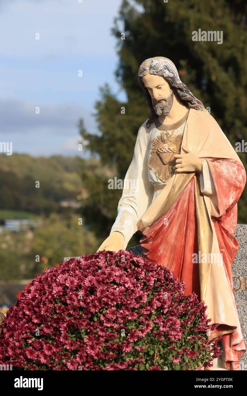 Jour et fête des morts dans un cimetière de campagne. Cimetière, tombeau, voûte, mémoire du défunt, religion catholique, chrysanthèmes. Coffre-fort familial. Nouveau A Banque D'Images
