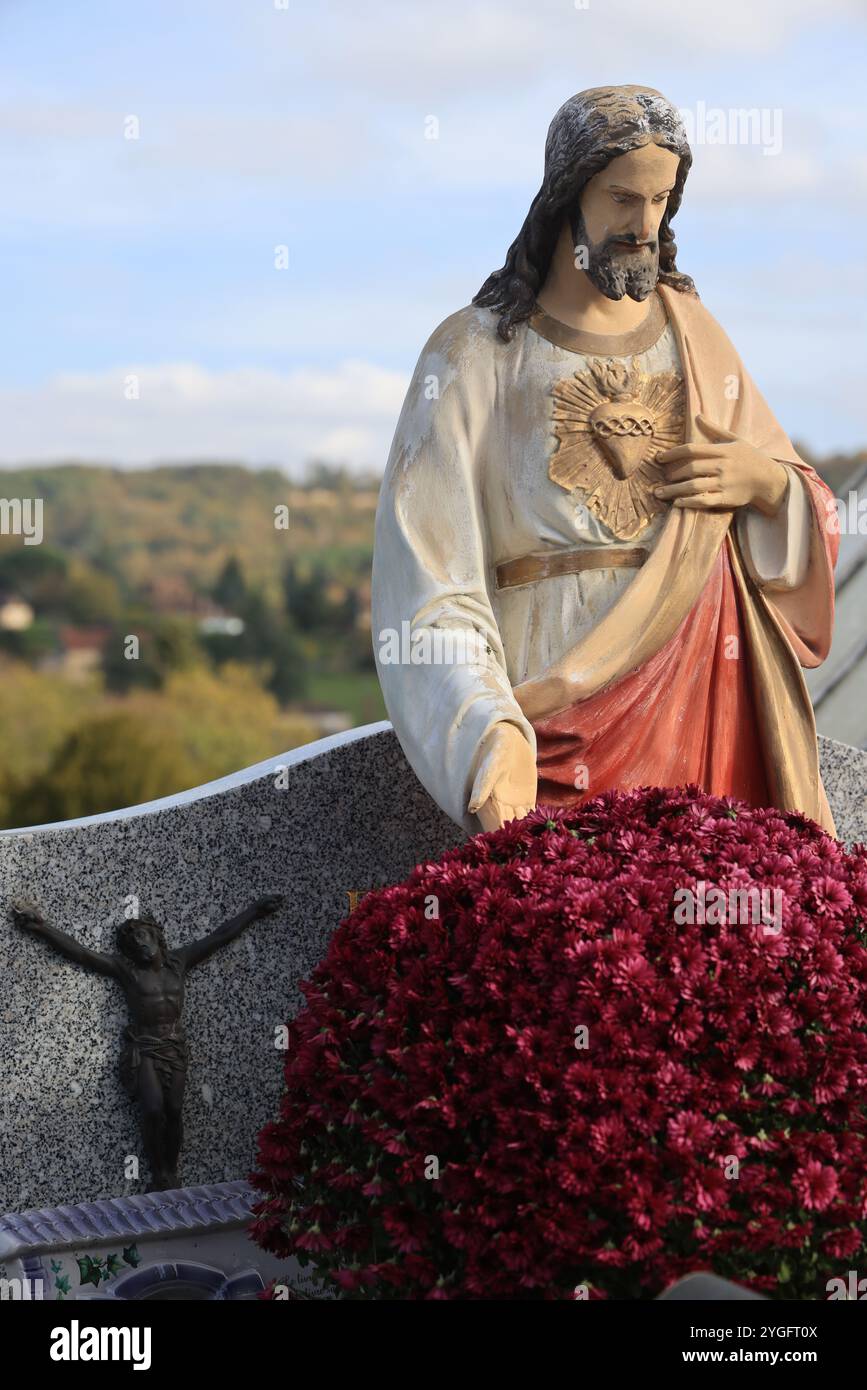 Jour et fête des morts dans un cimetière de campagne. Cimetière, tombeau, voûte, mémoire du défunt, religion catholique, chrysanthèmes. Coffre-fort familial. Nouveau A Banque D'Images