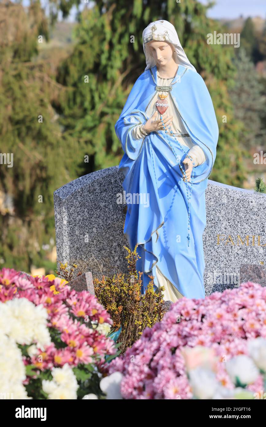 Jour et fête des morts dans un cimetière de campagne. Cimetière, tombeau, voûte, mémoire du défunt, religion catholique, chrysanthèmes. Coffre-fort familial. Nouveau A Banque D'Images