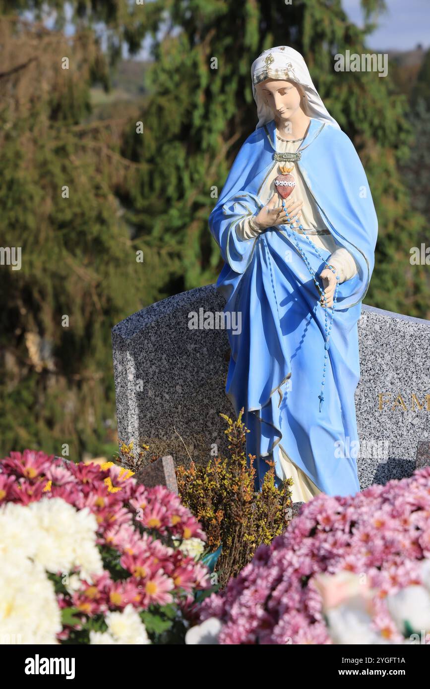Jour et fête des morts dans un cimetière de campagne. Cimetière, tombeau, voûte, mémoire du défunt, religion catholique, chrysanthèmes. Coffre-fort familial. Nouveau A Banque D'Images
