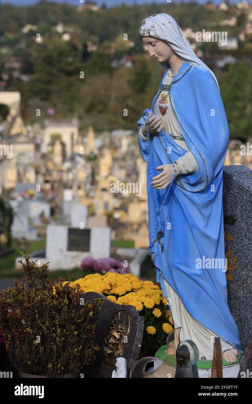 Jour et fête des morts dans un cimetière de campagne. Cimetière, tombeau, voûte, mémoire du défunt, religion catholique, chrysanthèmes. Coffre-fort familial. Nouveau A Banque D'Images