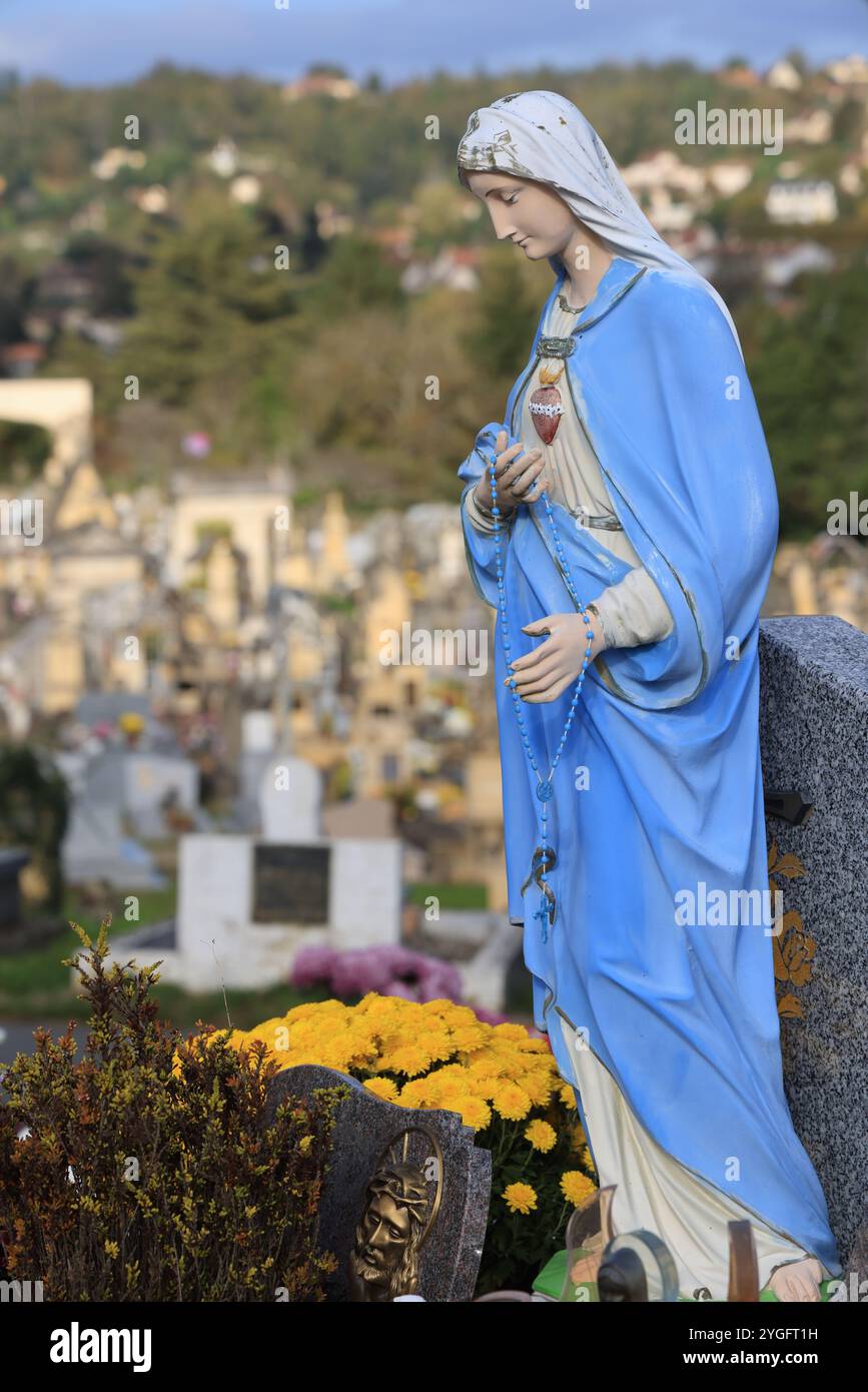 Jour et fête des morts dans un cimetière de campagne. Cimetière, tombeau, voûte, mémoire du défunt, religion catholique, chrysanthèmes. Coffre-fort familial. Nouveau A Banque D'Images