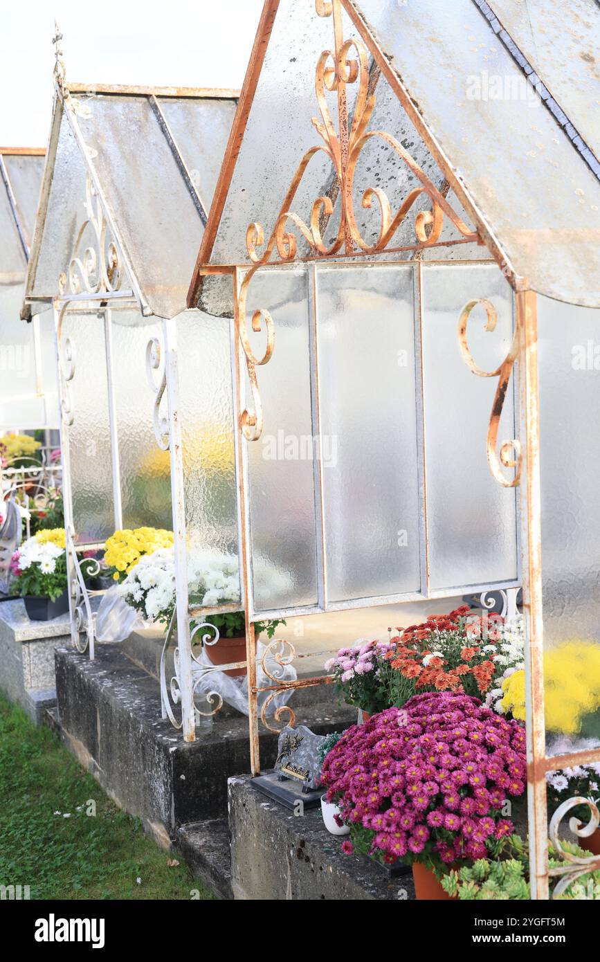 Jour et fête des morts dans un cimetière de campagne. Cimetière, tombeau, voûte, mémoire du défunt, religion catholique, chrysanthèmes. Coffre-fort familial. Nouveau A Banque D'Images