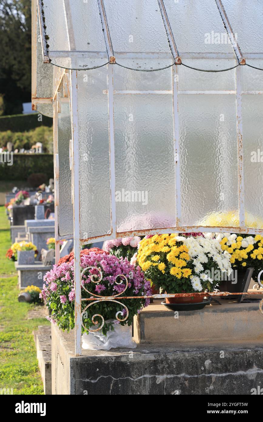 Jour et fête des morts dans un cimetière de campagne. Cimetière, tombeau, voûte, mémoire du défunt, religion catholique, chrysanthèmes. Coffre-fort familial. Nouveau A Banque D'Images