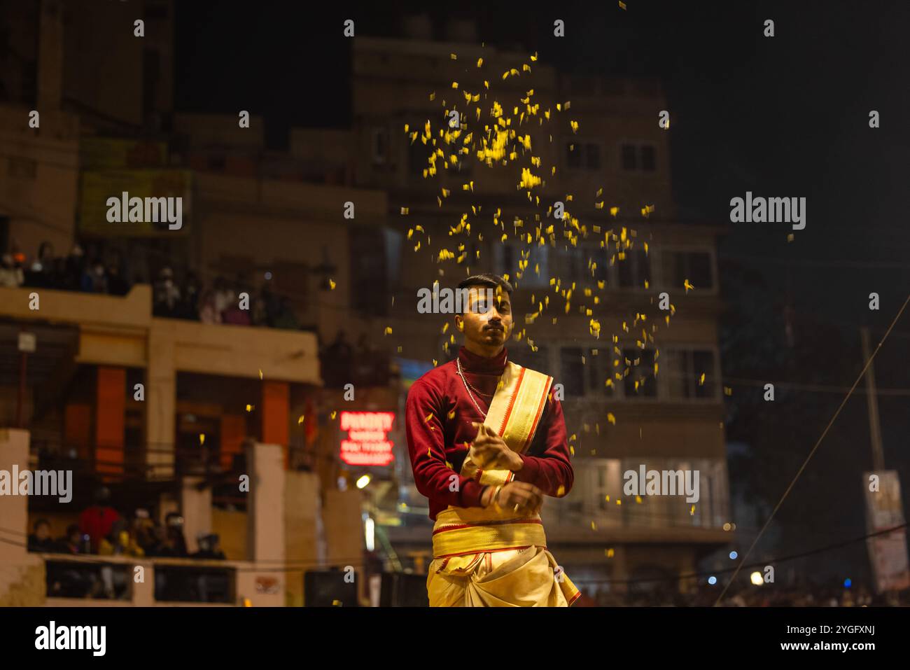 Ganga aarti, Portrait d'un jeune prêtre masculin exécutant la rivière sainte ganga soirée aarti au dashwamedh ghat en robe traditionnelle avec des rituels hindous. Banque D'Images