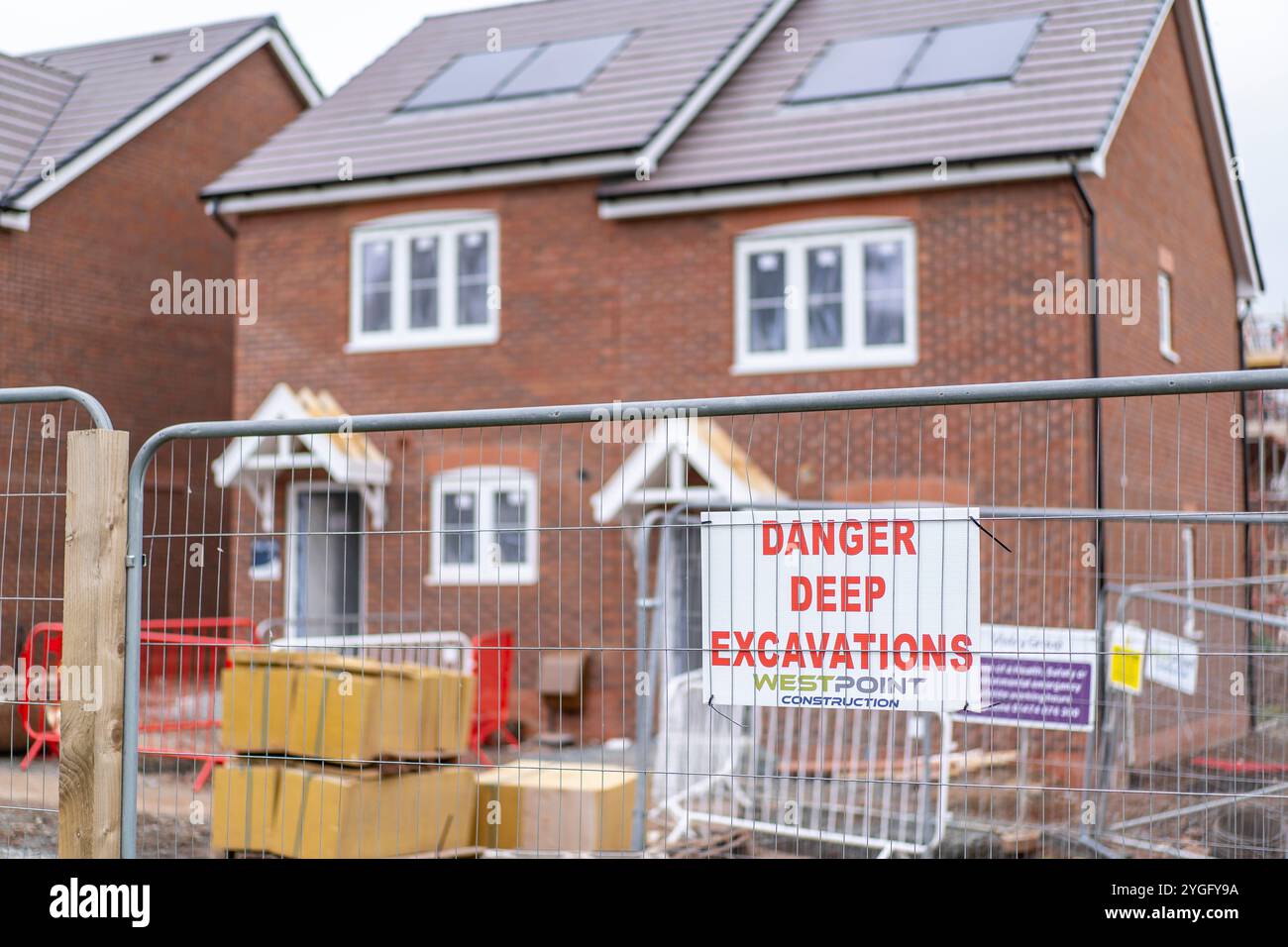 Site de construction de Vistry Group. Danger, signe de site d'excavations profondes sur une clôture en acier devant le logement en construction. Banque D'Images